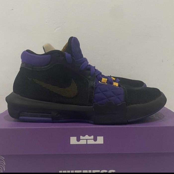 LEBRON WITNESS 8 BASKETBALL SHOES