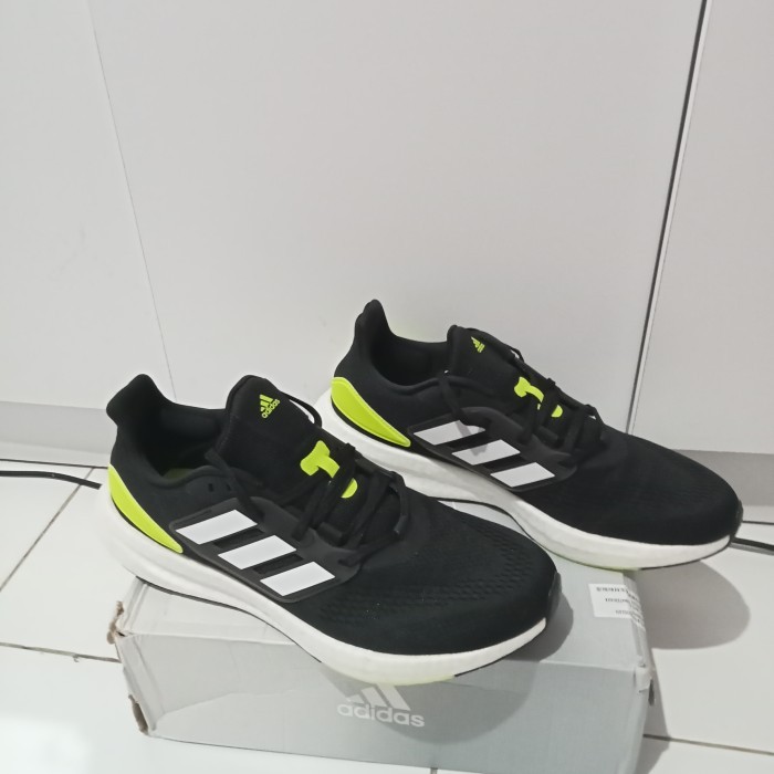 SEPATU RUNNING ADIDAS PUREBOOST 22, ORIGINAL SEPERTI BARU. SIZE 46