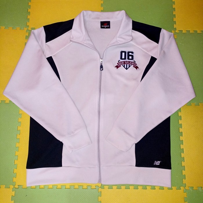 JAKET NEW BALANCE PUTIH HITAM