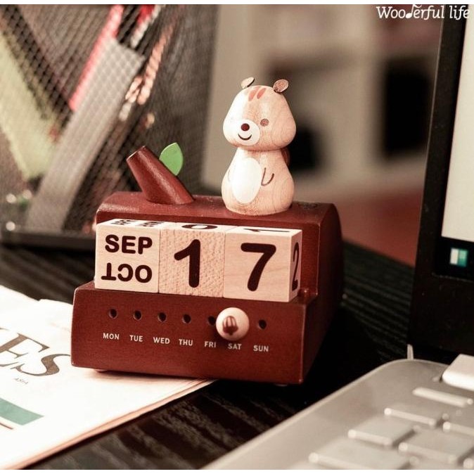 

Perpetual Calendar Squirrel On Branch Kualitas Premium
