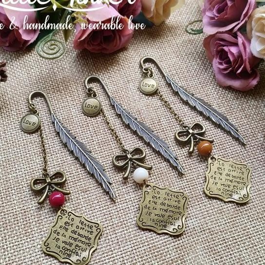 

Pembatas Buku Metal Bookmark French Letter