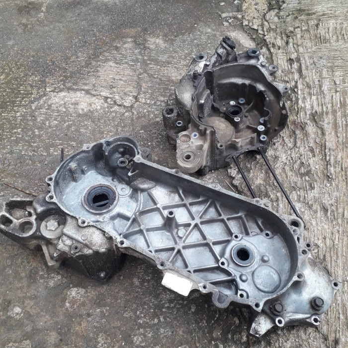 {Bekas} blok tengah cvt crankcase krengkes rengkes honda beat karbu scoopy ori Berkualitas