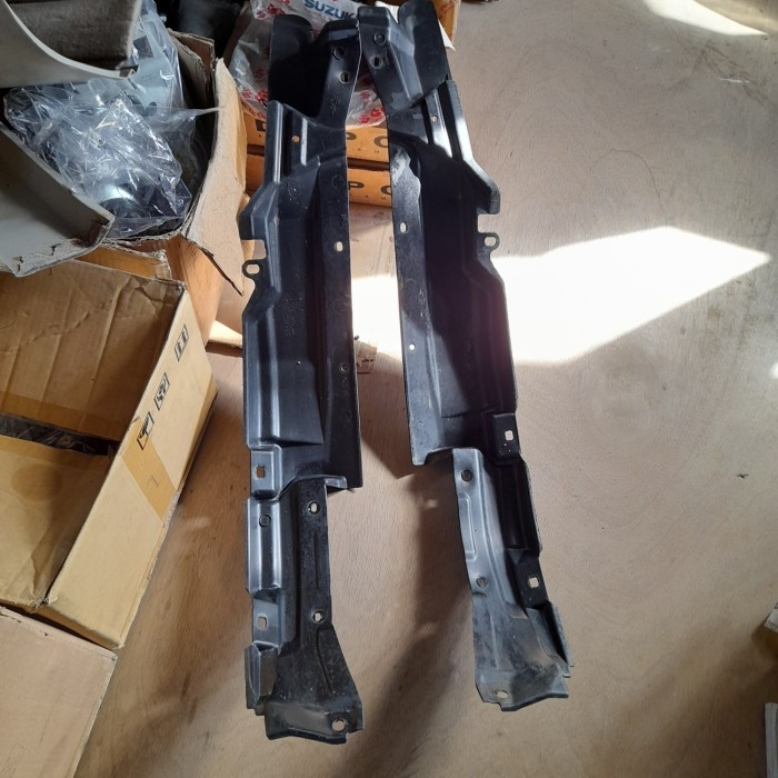 LINER FENDER DEPAN TOYOTA KIJANG KAPSUL BEKAS