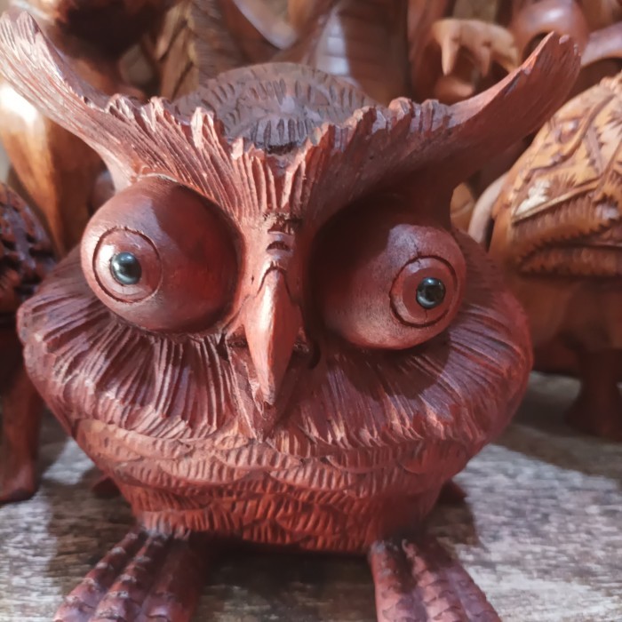 &<&<&<&] patung burung hantu celepuk kayu
