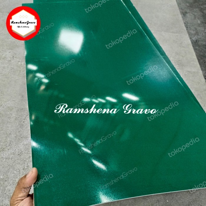 

Gravoply hijau teks putih/bahan nametag/60cm x 120cm tebal 1.5mm