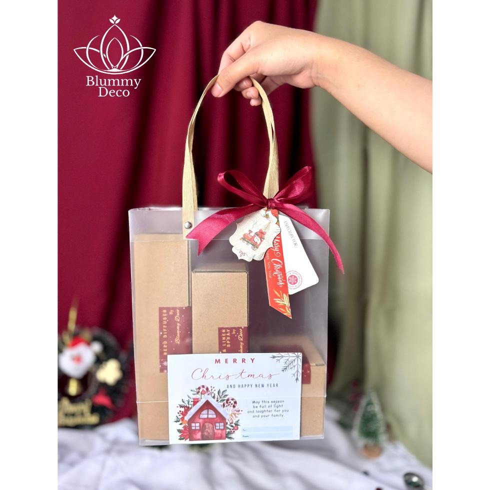 

Hampers Natal Tote Bag - Premium Hampers Christmas - Hampers Tas Natal - Lilin Aroma Terapi - Kado Lebaran Premium - Reed - Room And Linen Spray Terlaris