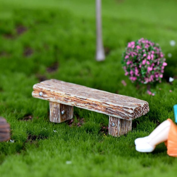 

RT525 Miniatures - Wooden Stool DISKON