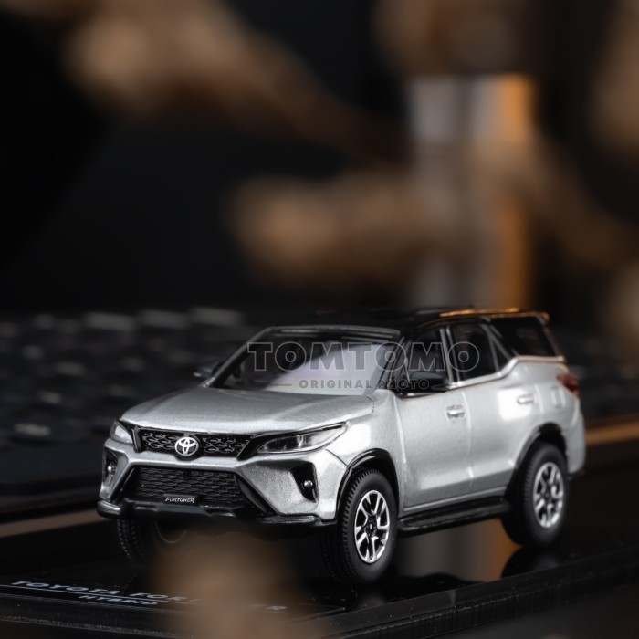 Platinum White Pearl Tone Toyota Fortuner Hybrid Pajangan Meja Dashboard Miniatur Mobil 1:64 Kado