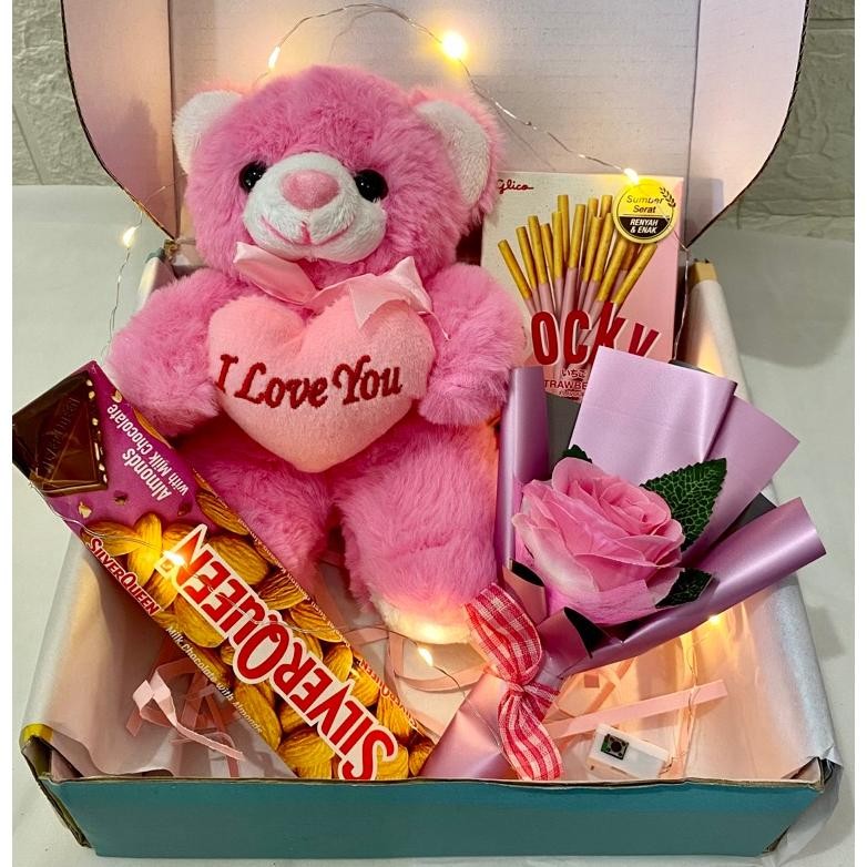 

Kado Boneka Snack Hampers Ulang Tahun Kado Ulang tahun Aniversary Wisuda Kado Valentine Boneka Teddy Bear Buket Mawar Gift Box Hampers