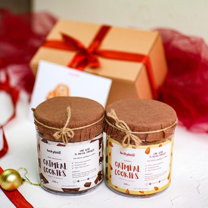 

CR - Hampers / Gift Box / Kado - Oatmeal Cookies 2 Jar + FREE Greeting Card + Pita + Bubble Wrap | LUCKYBITE TERLARIS