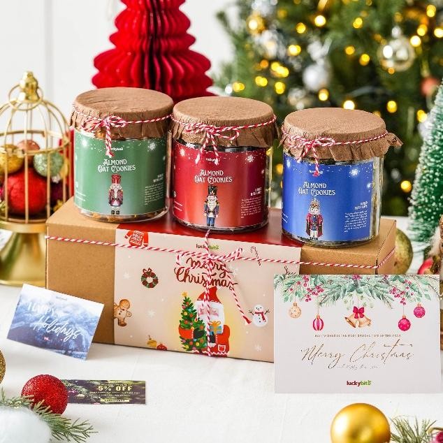 

Hampers Natal / Christmas Hampers - Oatmeal Cookies 3 Jar + FREE KARTU + TALI + VOUCHER + BUBBLE WRAP | LUCKYBITE