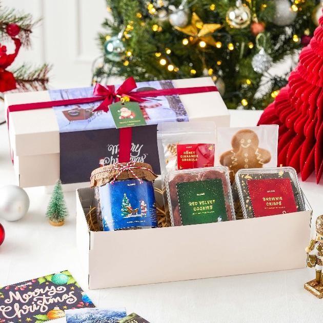 

Hampers Natal / Christmas Hampers - Semi Hardbox - Red Velvet Cookies + Oat Cookies + Brownie Crisps + Ginger Bread Cookie + Granola + FREE KARTU + PITA + LONCENG + VOUCHER + BUBBLE WRAP | LUCKYBITE