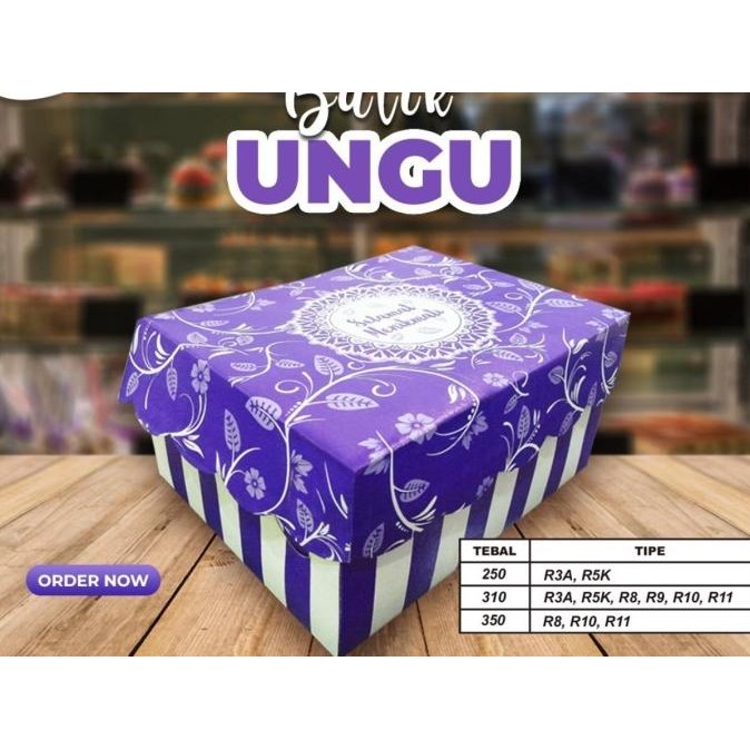 

Dus Nasi R10 Motif Batik Ungu / Box Nasi uk 20 x 20 Motif PER PACK