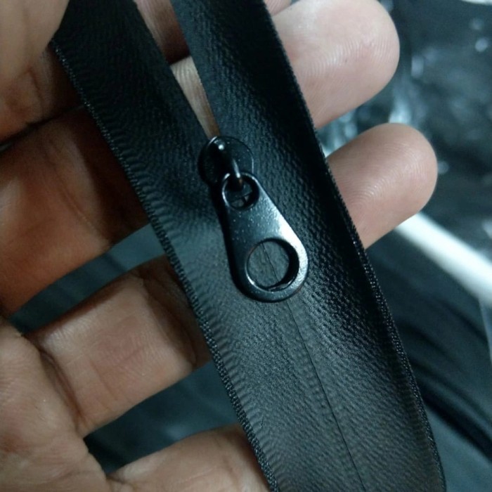 Resleting waterproof no.3 (25 yard) warna hitam.