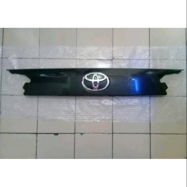 Trunk Lid Belakang Innova Reborn Hitam