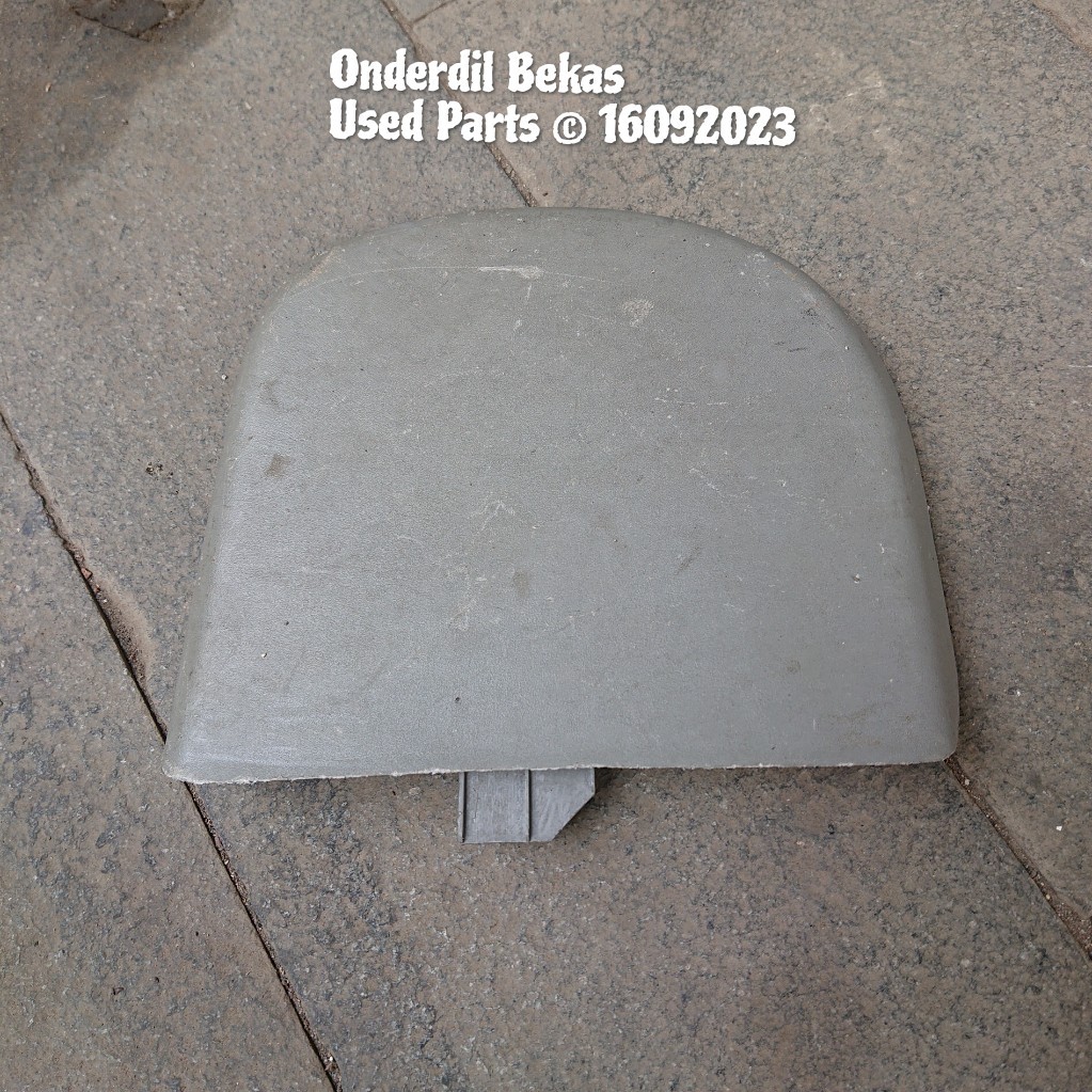 interior trim cover shock belakang kanan Nissan xtrail T30 tahun 2005