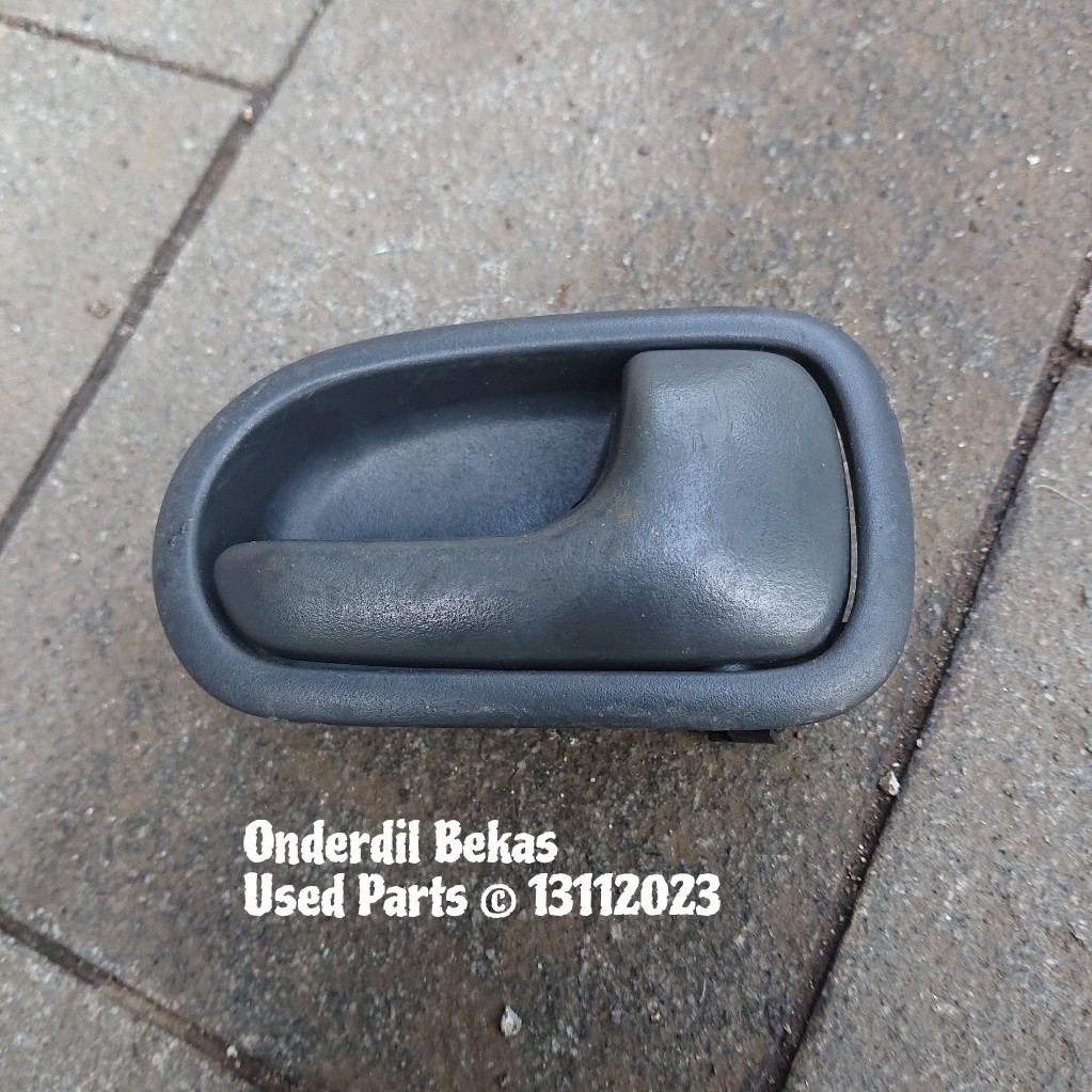 handle dalam kanan Mazda 323 Lantis