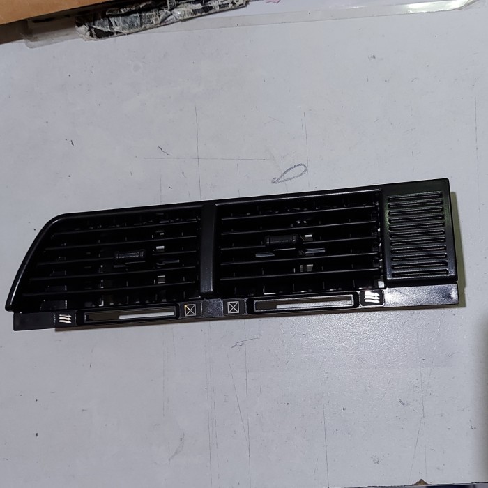 Kisi Ac Lancer Dangan Lobang Ac Lancer Dangan sebelah Tengah