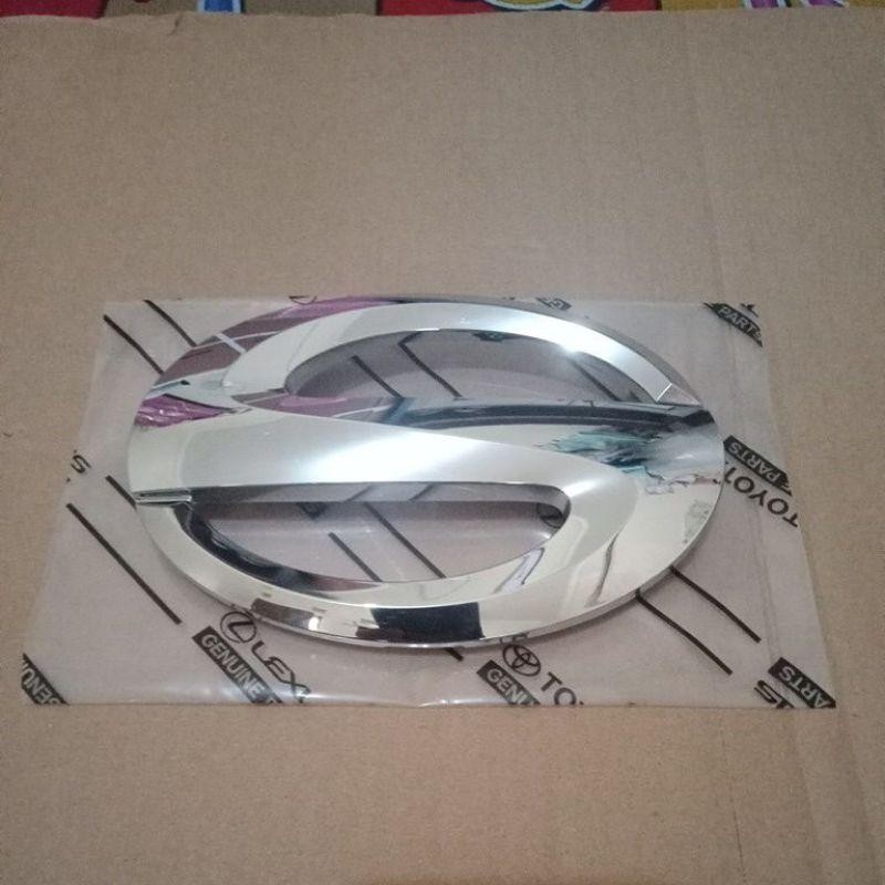 Emblem Logo Depan Daihatsu Sigra Original