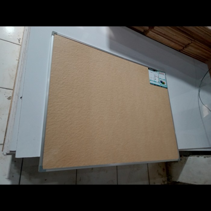 

Softboard Cork Pin Board / Papan Mading Lunak Gantung Zettaki 90X120Cm