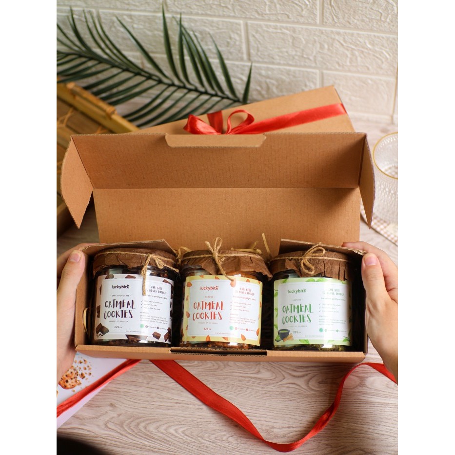 

Hampers / Gift Box / Kado - Cookies 3 Jar + Greeting Card + Pita