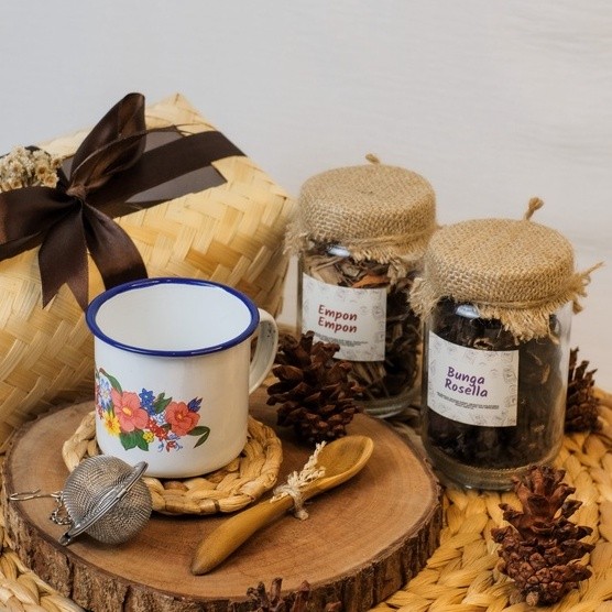 

Hampers Wedangan / Hampers Minuman / Hampers Lebaran / Hampers Wedding / Kado Ulang Tahun / Hampers