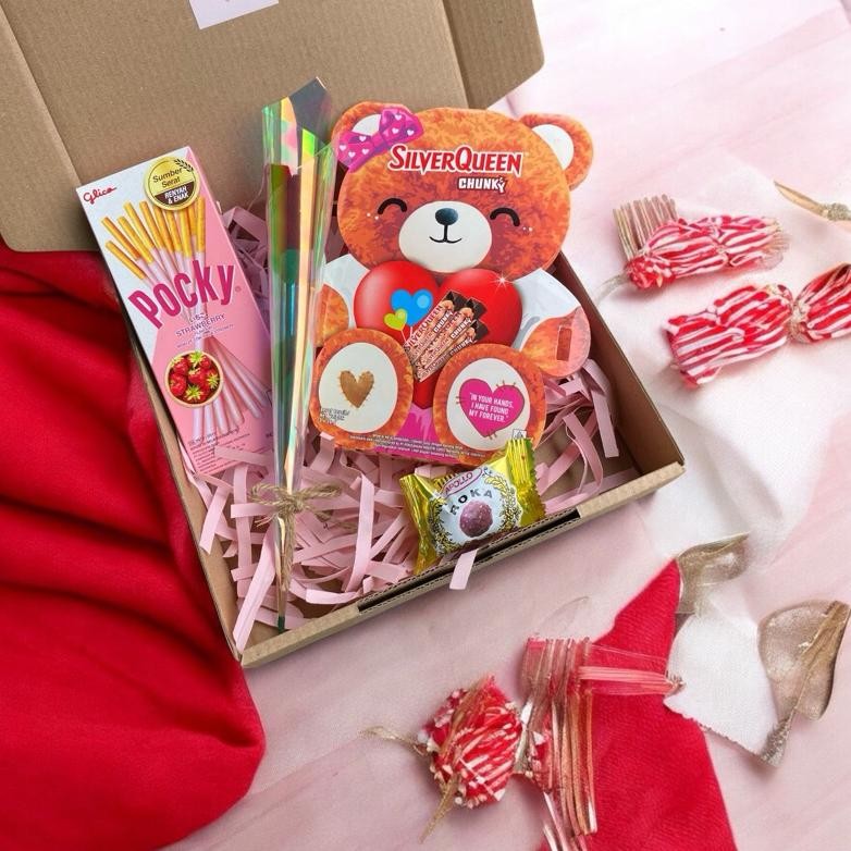 

GTU-712 HAMPERS COKLAT SILVERQUEEN BEAR LOVE VALENTINE GOFT BOX POCKY ROKA BONEKA Murah