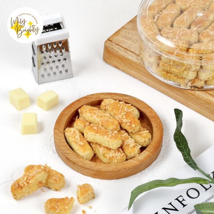 

kastengel keju edam premium kue kering/ Kaasstengels cookies P82T