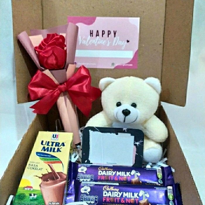 

SNACK BOX VALENTINE DAY BIRTHDAY WISUDA ANNIVERSAR BONEKA COKELAT