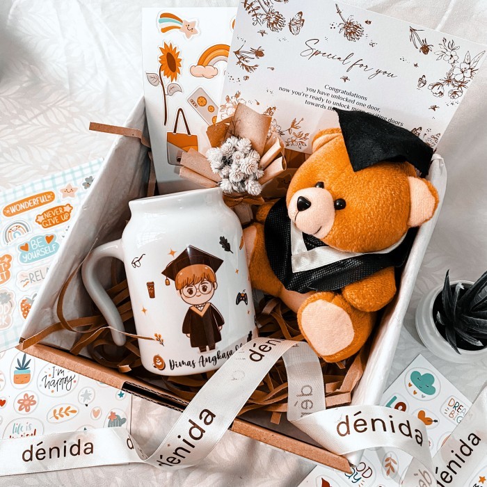 

DENIDA GIFT BOX HADIAH WISUDA CUSTOM HAMPERS WISUDA MUG + BONEKA