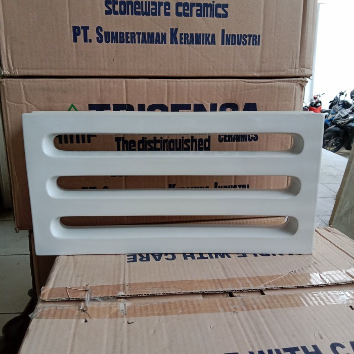 ROSTER / LUBANG ANGIN KERAMIK 20CMX40CM PUTIH MINIMALIS