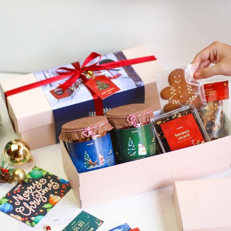 

TERLARIS Hampers Natal / Christmas Hampers - Semi Hardbox - Red Velvet Cookies + Oat Cookies + Brownie Crisps + Ginger Bread Cookie + Granola + FREE KARTU + PITA + LONCENG + VOUCHER + BUBBLE WRAP | LUCKYBITE nt-77