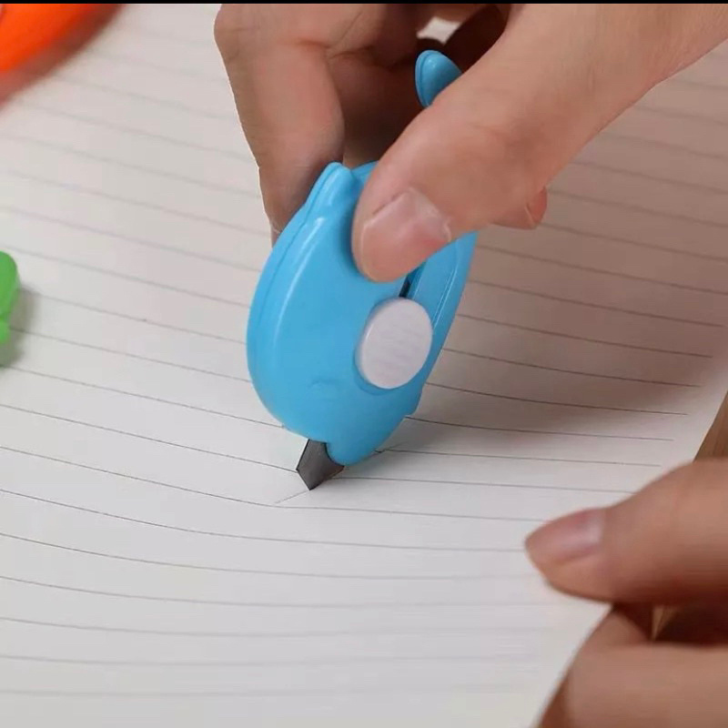 

Cutter Mini Dolphin Pisau Kecil Model Dolphin Alat Bantu Buka Paket Serbaguna