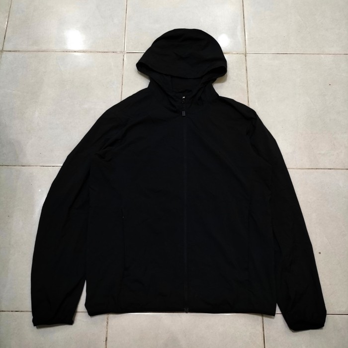 JAKET ZIP HOODIE OLAHRAGA UNIQLO RUNNING HITAM PEKAT SIZE L ORIGINAL MURAH