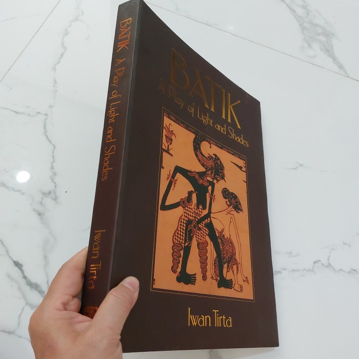 

BUKU BATIK A PLAY OF LIGHT AND SHADES BY IWAN TIRTA