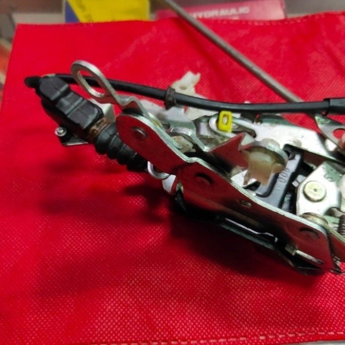 Doorlock pintu depan kanan original Daihatsu taruna