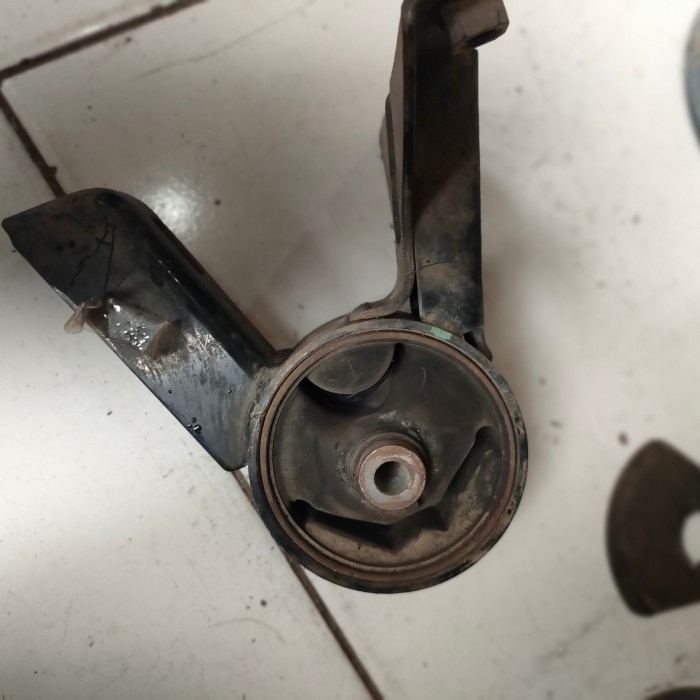 engine mounting belakang Ertiga