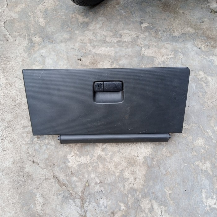 laci dashboard bagian kiri Nissan X-Trail T30 th.2005