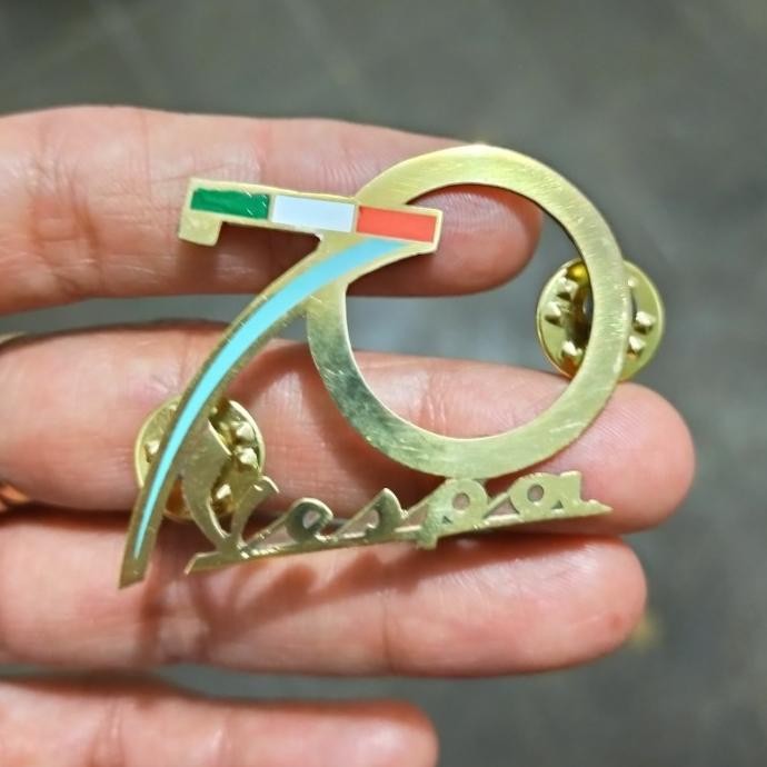 VINTAGE PIN 70 VESPA FLAG ITALY KUNINGAN