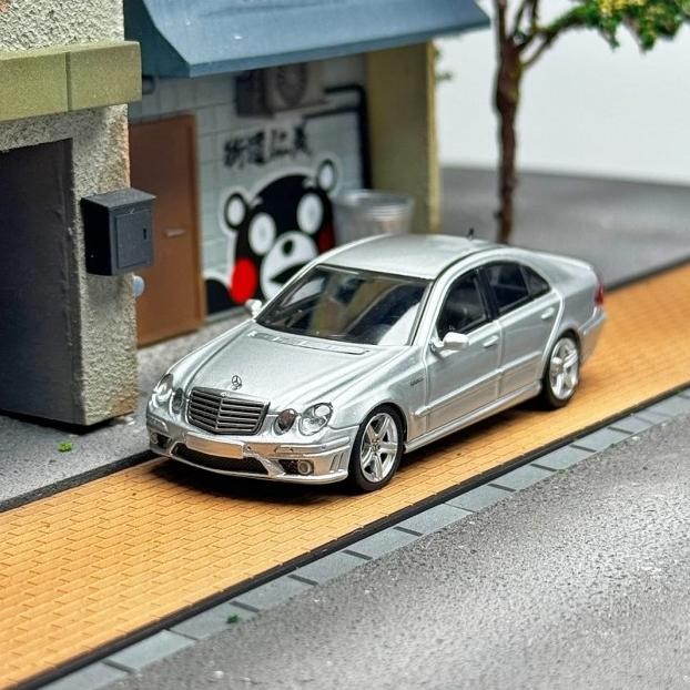 Mk 1/64 Mercedes Benz E63 W211 Sier Grey Diecast
