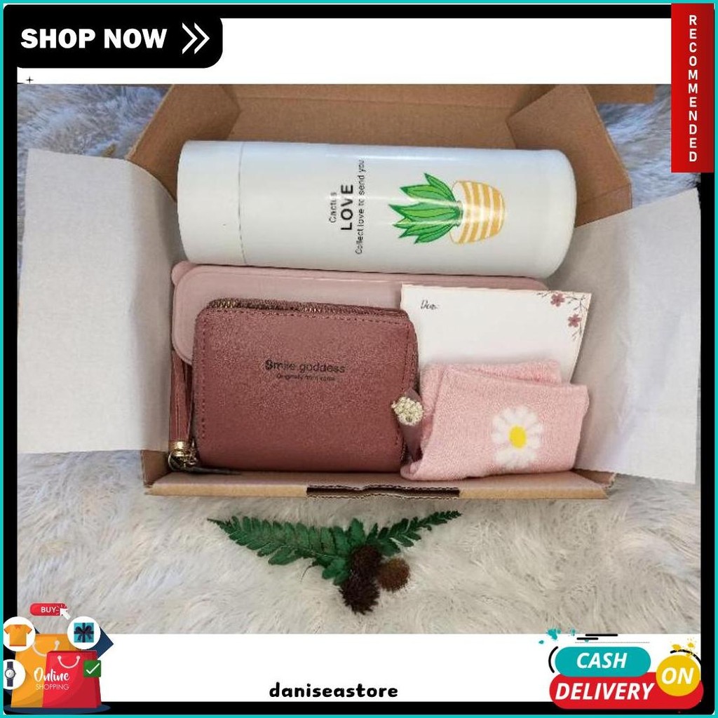 

Hampers Dompet Dan Botol + Alat Makan Kado Ulang Tahun, Wisuda Dan Anniversary (6.6)