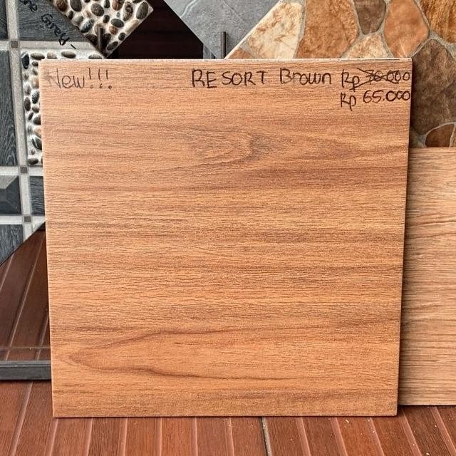 KERAMIK MULIA 40X40 RESORT BROWN / MULIA KERAMIK MOTIF KAYU