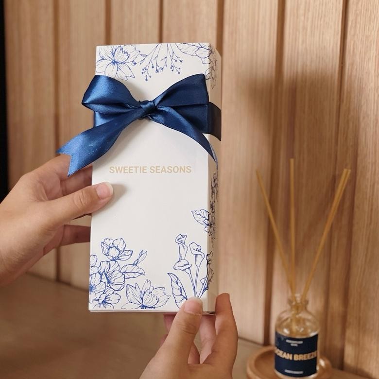 

Seruni Hampers Reed Diffuser And Scented Candle By Sweetie Seasons New Stok
