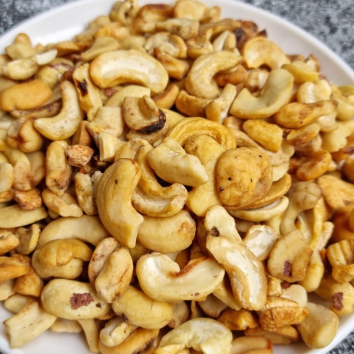 

TERBATAS Kacang Mede Belah Dua Campur Mentah ( SS ) 1 kg