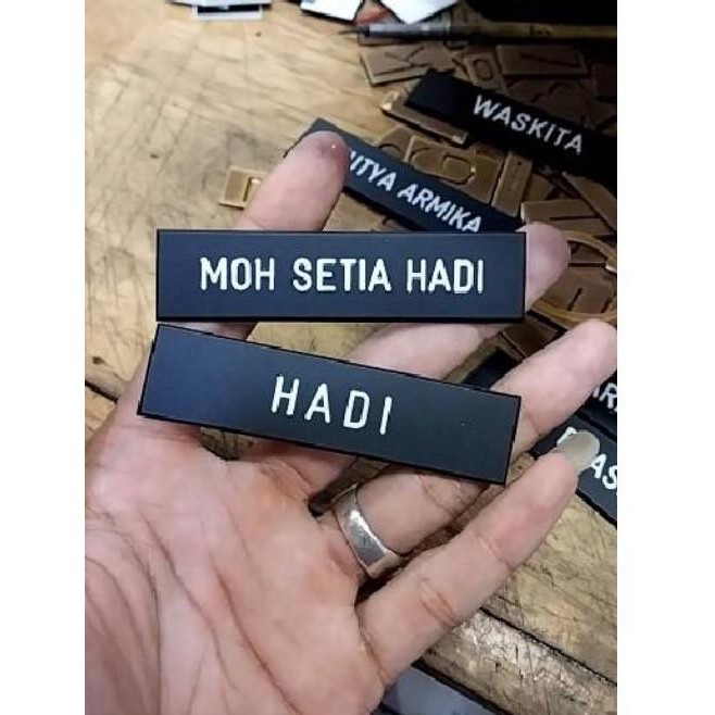 

Termurah Papan Nama Dada Grafir Hitam Doff Full -Magnet Hemat