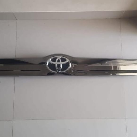 garnis list trunklid pintu bagasi belakang calya sigra black crome ORI
