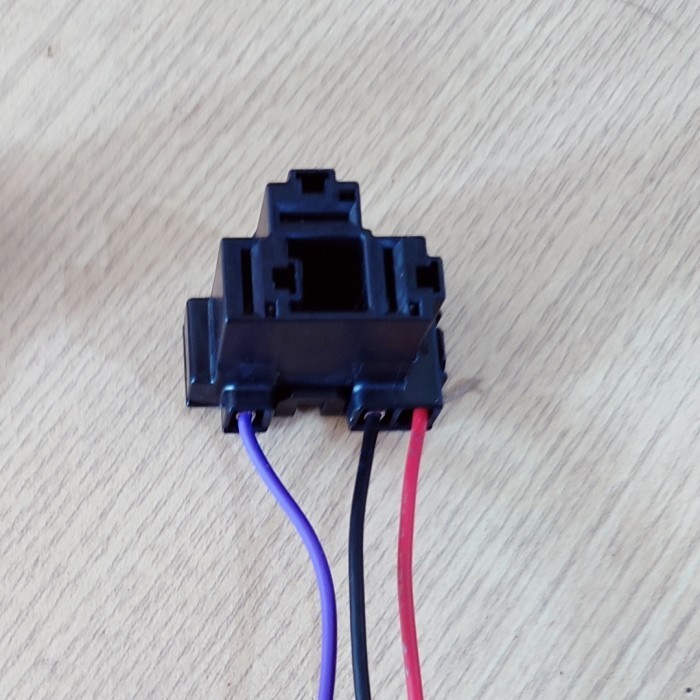 SOKET LAMPU DEPAN MITSUBISHI EXPANDER TYPE SOKET H4