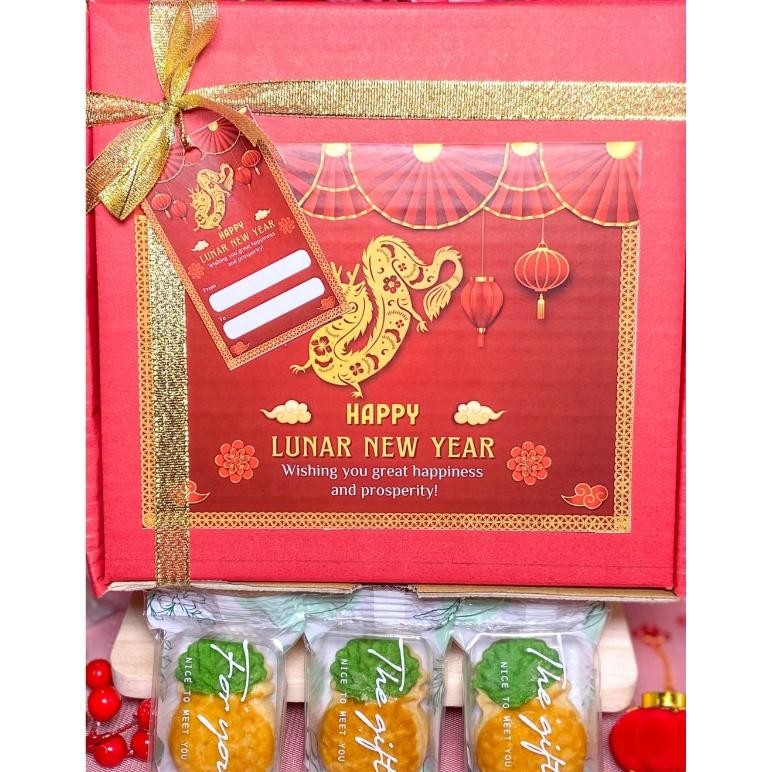 

CR - (Chinese New Year Edition / Edisi Imlek) Hampers Nastar Taiwan / Nastar Nanas Wisman Jumbo / Taiwanese Pineapple Cake / Pineapple Tart (Isi 12) TERLARIS