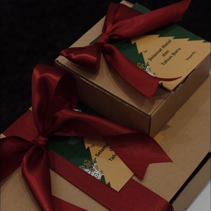 

Hampers Bingkisan Parcel Kado Dengan Kartu Ucapan