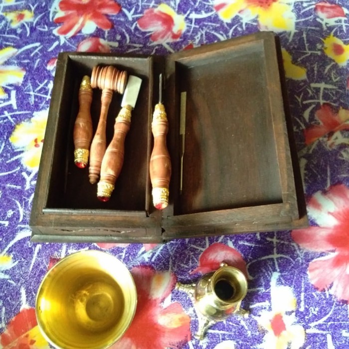 

Alat untuk metatah. Kikir, semeti kecil, tatah